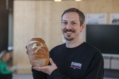 Tradition trifft Zukunft: Marcus Bräunig mit seinem Bergmannsbrot aus Ehrenfriedersdorf.