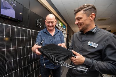 Patrick Grandner (rechts), Verkaufsberater bei Hifi-Böhm, und Heiko Flachs fachsimpeln über einen Wechselrichter.
