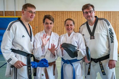 Die Trainer: Philipp Maier (l.) und Tilo Heintzig vom Taekwondo beim BSC Motor Rochlitz sowie Heike Lehmann (2. v. l.) und Anja Spreer vom Karate-Do Rochlitz.