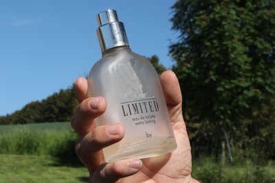 Eine Parfümflasche gehört zur Ausrüstung bei der Vergrämung der Ricken und ihrer Kitze.