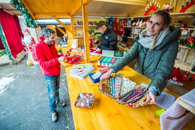Der Aufbauarbeiten des Marktes am Umspannwerk Jahnsdorf am Freitag. Im Bild die Veranstalter Sven, Tim und Josie Hetsch (v. l.).
