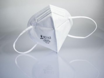            Eine FFP2-Maske liegt auf einem Leuchttisch.