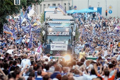 Abertausende Fans säumten den Weg der Lastzüge vom Stadion bis in die Innenstadt. 