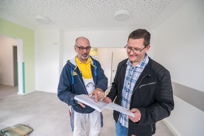 Dr. Jochen Wendler (rechts) zieht in wenigen Wochen in das neue Ärztehaus in Schönheide ein. Mit Malermeister Michael Gaudich gab es noch letzte Absprachen zur jüngsten Bauberatung.