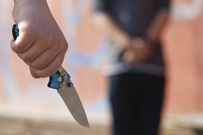 An der Hainstraße wurden drei Jungen von einem Unbekannten mit einem Messer bedroht.