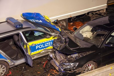 War das gerechtfertigt? Mindestens 100.000 Euro Schaden sind die Bilanz einer Verfolgungsfahrt, die für einen polnischen Autodieb mit einem Crash in einer Polizeisperre auf der A 4 bei Glauchau endete.