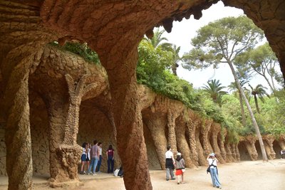 Der Park Güell in Barcelona ist 17 Hektar groß. Das Personal, das hier arbeitete, errichtete auch die Parkanlage der Artigas-Gärten.