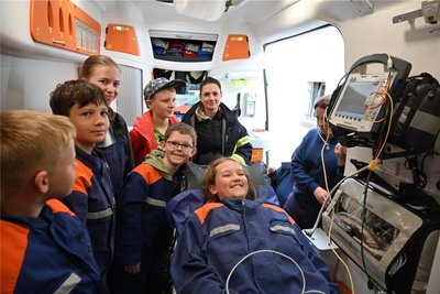 Der Rettungswagen der Adorfer Wache war für den Rohrbacher Feuerwehrnachwuchs eine Station des 34. Zeltlagers.
