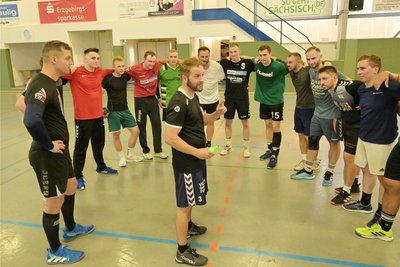 Mit einigen der Zwönitzer Handballer hat Tony Kinder selbst gespielt. Nun gibt er die Anweisungen.