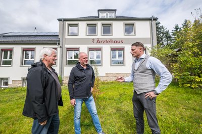 Gottfried Trommer (links) arbeitet als sachkundiger Einwohner im technischen Ausschuss des Schönheider Gemeinderates mit. Gemeinsam mit Planer Jens Unger und Bürgermeister Thomas Lang (rechts) nutzt er die Bauberatungen für Absprachen.