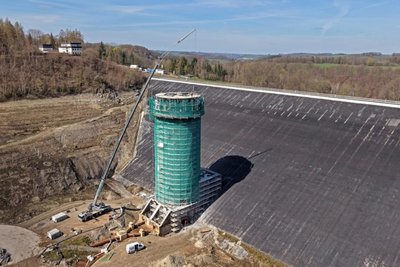 Der derzeitige Baustand an der Talsperre Lichtenberg, in der Mitte der Wasserentnahmeturm.