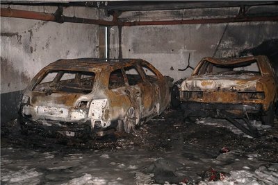 Das Fahrzeug, in dem die Täter vom Residenzschloss geflüchtet sein sollen, fand man später völlig ausgebrannt in einer privaten Tiefgarage auf der anderen Elbseite. 