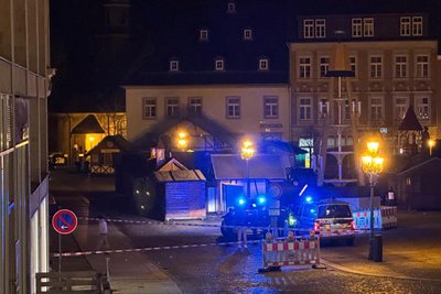 Die Polizei ist am Samstagabend auf dem Annaberger Markt im Einsatz.