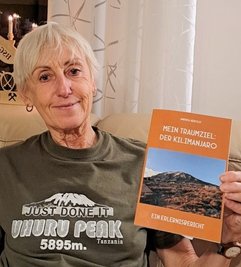 Andrea Herold mit ihrem druckfrisches Buch. 