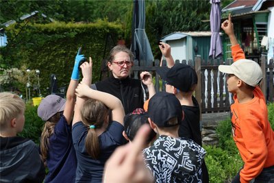So viele Hände sieht man sonst im Unterricht selten. Susanne Voigt (Mitte) weiß, wie man die Kinder begeistert.