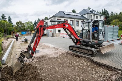 Noch voll im Gange sind die Arbeiten an den Außenanlagen am neuen Ärztehaus in Schönheide.