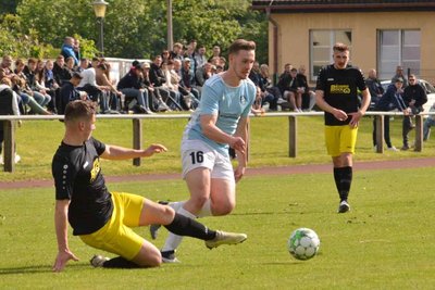 Die Schwarzenberger um Philipp Hoddow (Mitte) machten dem ESV Zschorlau das Leben schwer.