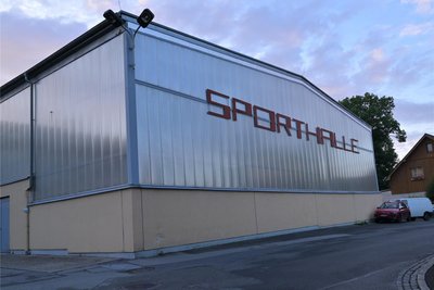 Kein Hingucker von außen, aber drinnen geht die Post ab: die Sporthalle in Niederzwönitz.