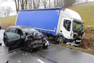 Ein Laster stieß auf der S283 mit einem Pkw zusammen.