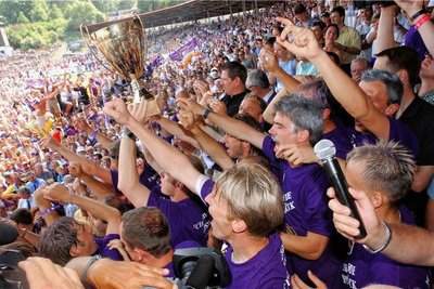 Hier ist das Ding: Mehr als 16.000 Fans feierten mit den Veilchen im Erzgebirgsstadion nicht nur den Aufstieg, sondern auch noch die Meisterschaft. 