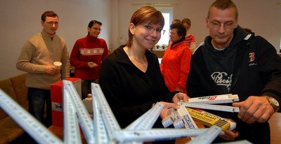 
              <p class="artikelinhalt">Christian Busch zeigt Peter Ackermann zur Tauschbörse in Schlegel ihre Zollstock-Kollektion. </p>
            