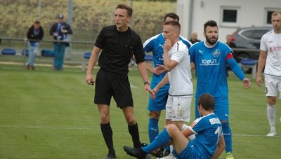 Gelassenheit bei Diskussionen: Max Kluge setzt auf Kommunikation mit den Spielern und kam in Krieschow ohne Karten aus.
