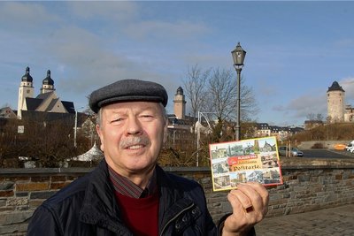 Die Johanniskirche musste als Motiv einfach mit auf die Postkarte, sagt Peter Winkler. Denn das Jubiläum "900 Jahre Plauen" geht auf die Weihe des Gotteshauses im Jahr 1122 zurück. 