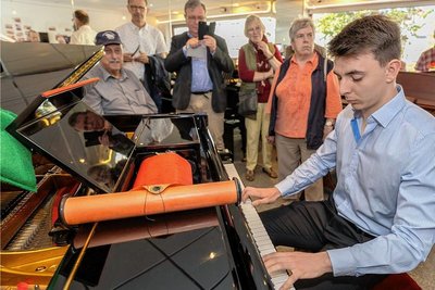 Robin Seyffert ist als Pianist zu den Freunden selbstspielender Instrumente geladen. Drehorgel und elektrisches Klavier hingegen kommen ganz ohne Pianistenhand aus - Rollen und gelochte Platten sind deren Geheimnis. 