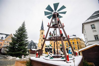 Rund um die Weihnachtspyramide und den Baum auf dem Rathausplatz in Stollberg wird am Wochenende bunter Weihnachtsmarkttrubel sein.