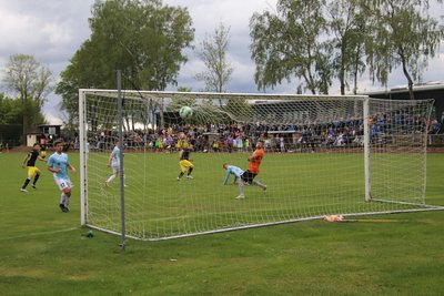 Die Entscheidung: Max Daunderer (Mitte) zieht nach Zuspiel von Felix Teubert ab und hievt den ESV Zschorlau in den Pokalhimmel.