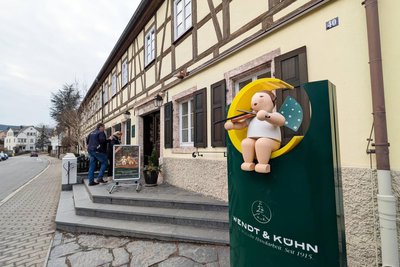Untergebracht ist die Erlebniswelt in einem Fachwerkhaus im Herzen von Grünhainichen.