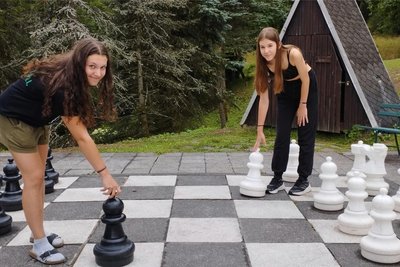 Das große Schachspiel hatte es Anastazie (l.) und Tereza angetan.