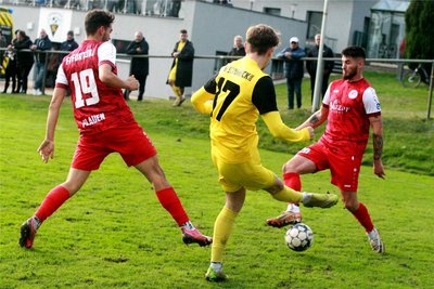 Der Schönecker Louis-Marizio Schmidt (Mitte) versucht hier, den Ball an den Plauenern Alexandru-Ionut Pop (links) und Ardijon Gashi (rechts) vorbeizubekommen.