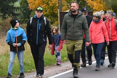 Memmendorfer erwandern ihre Gemeindegrenzen, zunächst geht es gen Orstausgang am Memmendorfer Stern.