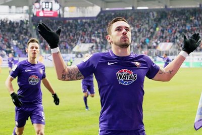 Pascal Testroet, der zweifache Torschütze für den FC Erzgebirge Aue, in Jubelpose. Seine zwei Treffer reichten dennoch nicht zum Sieg gegen Darmstadt.