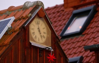 Eine weitere Uhr zeigt am Schuppen die Zeit an.