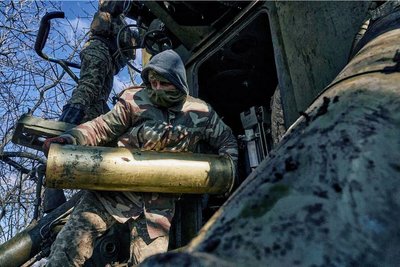 Die Nachfrage nach Artilleriemunition ist durch den Ukraine-Krieg stark gestiegen. Rheinmetall will deshalb eine neue Pulverfabrik errichten. 