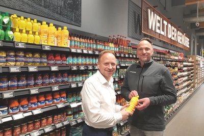 Kai Martin (rechts) gehörte zu den ersten Markt-Testern. Geschäftsinhaber Ronny Kadelke und sein Team haben kulinarisch die ganze Welt nach Auerbach geholt.