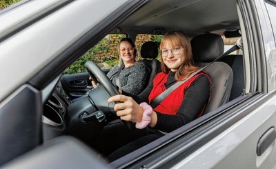 Anni Bräuer darf im Moment nur gemeinsam mit ihrer Mutter Sandra Auto fahren. Ende Januar wird Anni 18, dann kann sie auch allein unterwegs sein. 