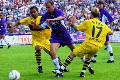 Fußball gespielt wurde natürlich auch: Die Auer - hier Frank Berger - besiegten Dortmunds Amateure vor vollen Rängen 2:1 und wurden Meister der Regionalliga Nord. 