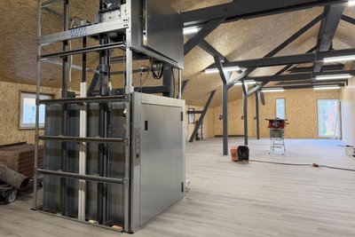 In der oberen Etage werden Bügelstation, Dämpfer und Hängen installiert. Vorn der neue Lastenaufzug.