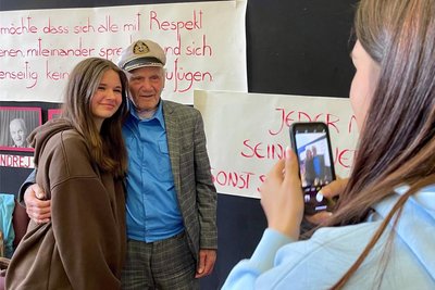 Ein Foto mit dem Überlebenden des KZ in Buchenwald – dafür standen die Jugendlichen nach der Gesprächsrunde lange an.