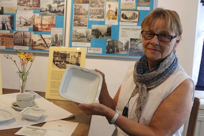 Ute Arnold zeigt Geschirr aus der alten Bahnhofswirtschaft in Pausa.