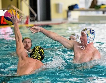 Beim zweiten Spiel des Wochenendes steuerte Felix Winkler (rechts) einen Treffer zum 23:6-Sieg gegen den USV TU Dresden bei. 