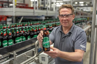 Die Wernesgrüner Bierflasche kommt seit Ende 2022 in neuem Design daher. Marc Kusche präsentiert das Etikett in seinem zehnten Jahr als technischer Direktor.