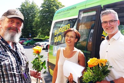 Matthias Brunner (li.) war Jubiläumsfahrgast. Monja Heinrich von der Tourismus- und Verkehrszentrale Vogtland und Bürgermeister Olaf Schlott gratulierten.