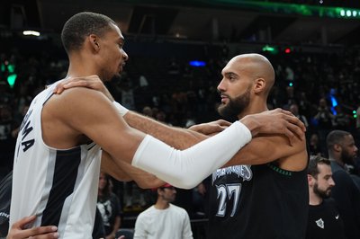  Victor Wembanyama (l) und die San Antonio Spurs stehen im NBA-Halbfinale.