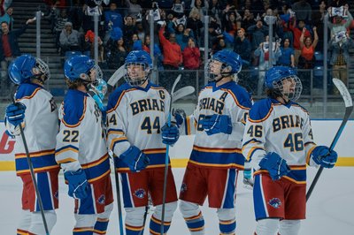 Ein wichtiges Element der Serie "Off Campus" ist der Eishockey-Sport der Jungs: Unter anderem Logan (Antonio Cipriano), Garrett (Belmont Cameli), Dean (Stephen Kalyn) und Tucker (Jalen Thomas Brooks) sind in einem Team.