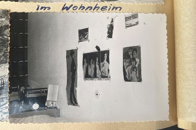 Im Junggesellenzimmer von Reiner Emmrich in der Unterkunft in Lichtenberg hingen Poster von Michaela, den Kings und den Rolling Stones.