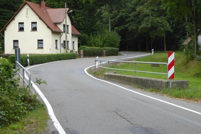 Auf dieser Brücke in Reinsberg ist die S 195 nur 3,51 Meter breit.